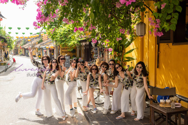 [10 Studio Huế uy tín] Chụp ảnh tết với nhóm bạn thân