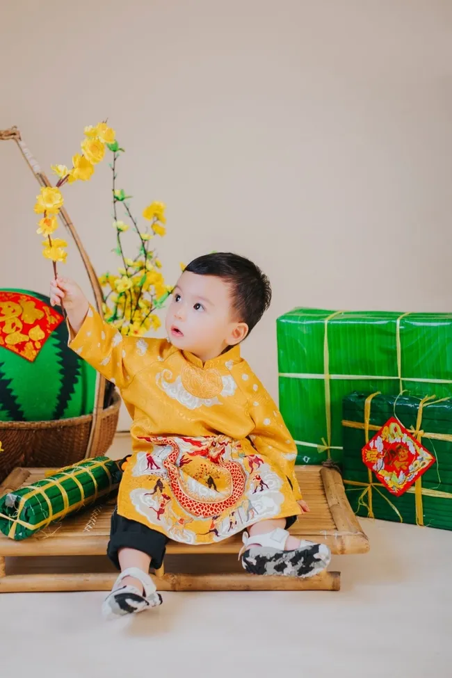 10 concept chụp hình tại nhà cho bé trai năm 2025