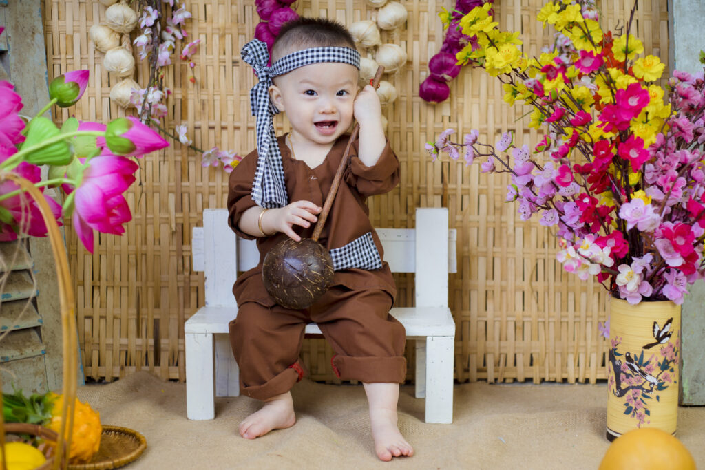 10 concept chụp hình tại nhà cho bé trai năm 2025