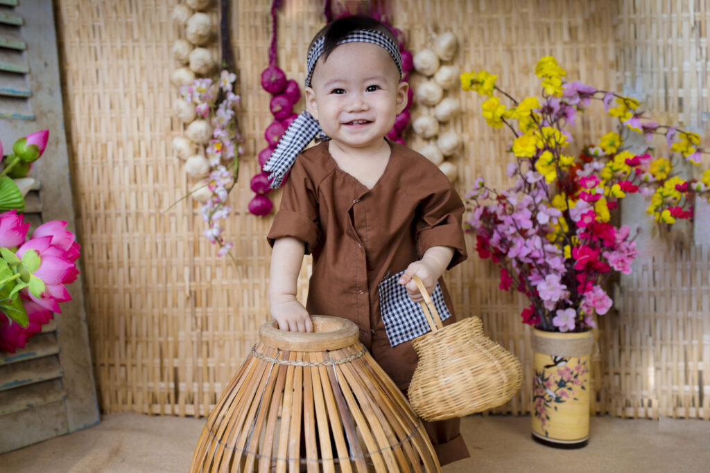 10 concept chụp hình tại nhà cho bé trai năm 2025