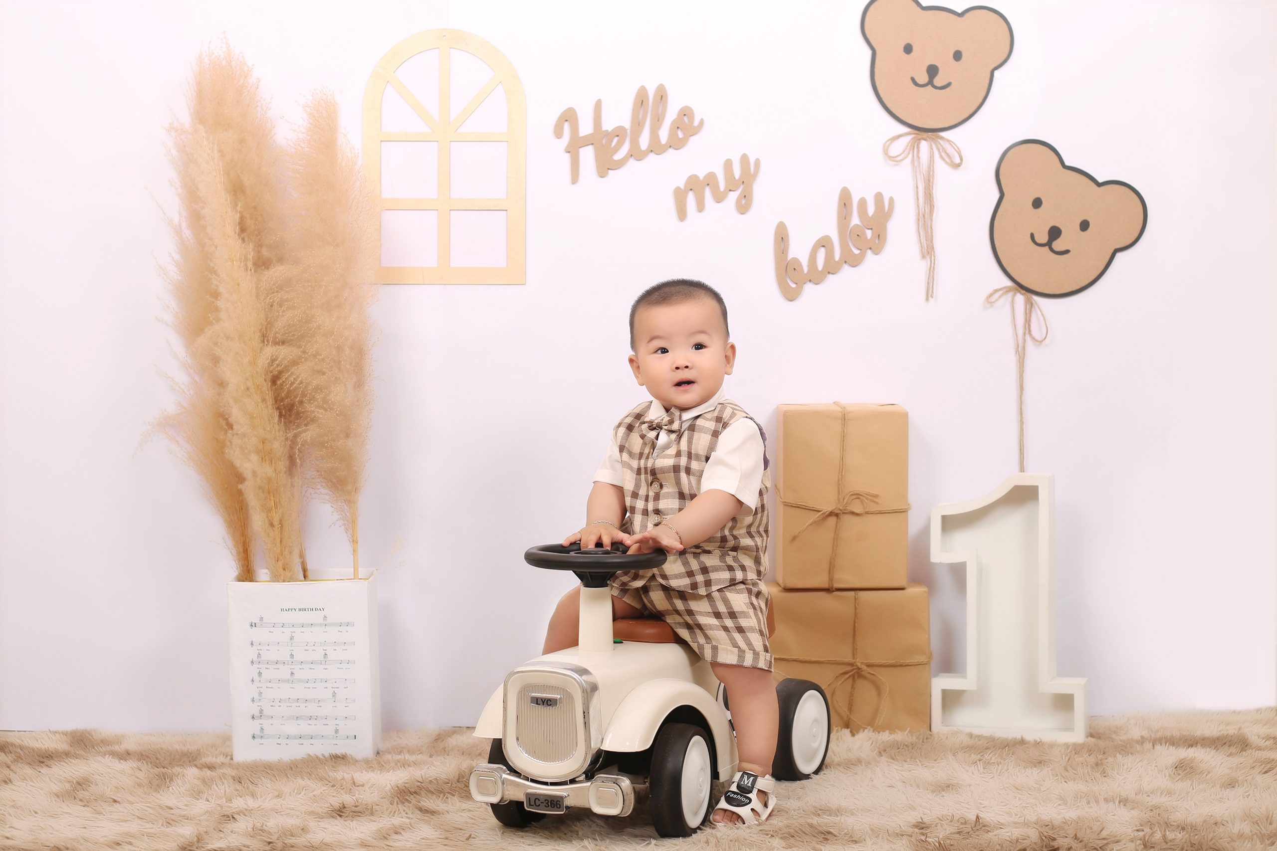 10 concept chụp hình tại nhà cho bé trai năm 2025