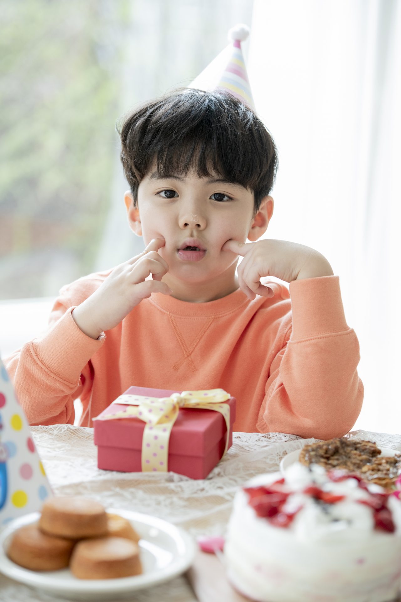 10 concept chụp hình tại nhà cho bé trai năm 2025