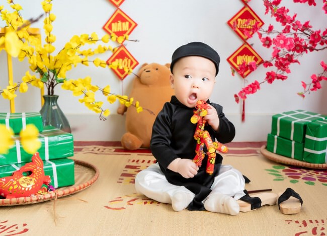 10 concept chụp hình tại nhà cho bé trai năm 2025