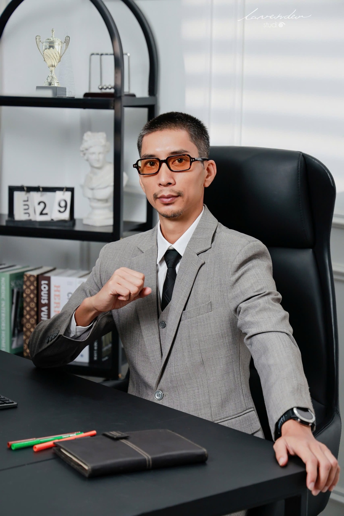 Top concept chụp hình chân dung doanh nhân 2026 sang trọng và đẳng cấp