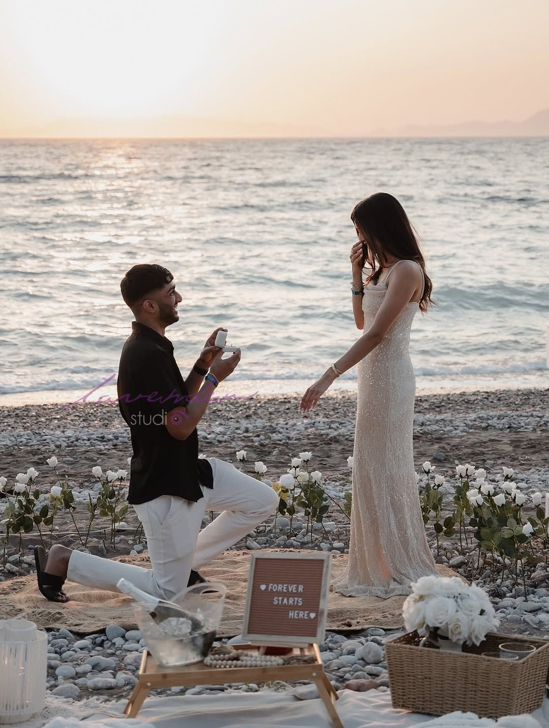 Trang trí cầu hôn trên bãi biển với hoa và nến lãng mạn 2026