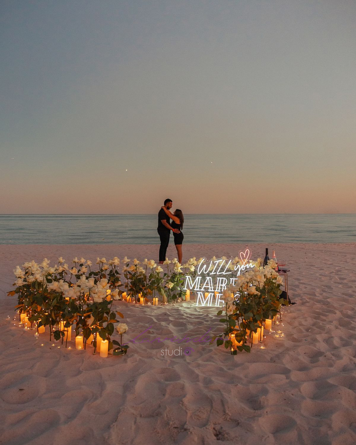 Trang trí cầu hôn trên bãi biển với hoa và nến lãng mạn 2026