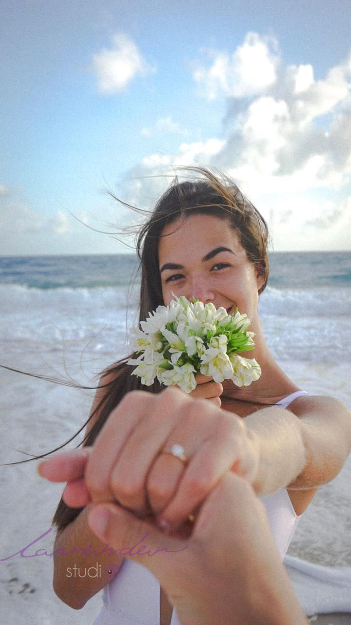 Trang trí cầu hôn trên bãi biển với hoa và nến lãng mạn 2026