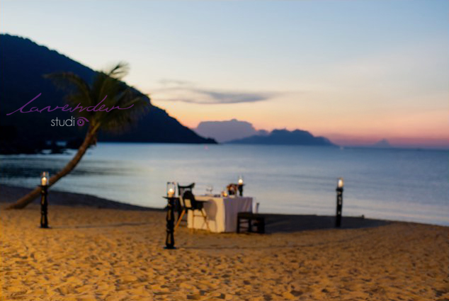 Trang trí cầu hôn trên bãi biển với hoa và nến lãng mạn 2026