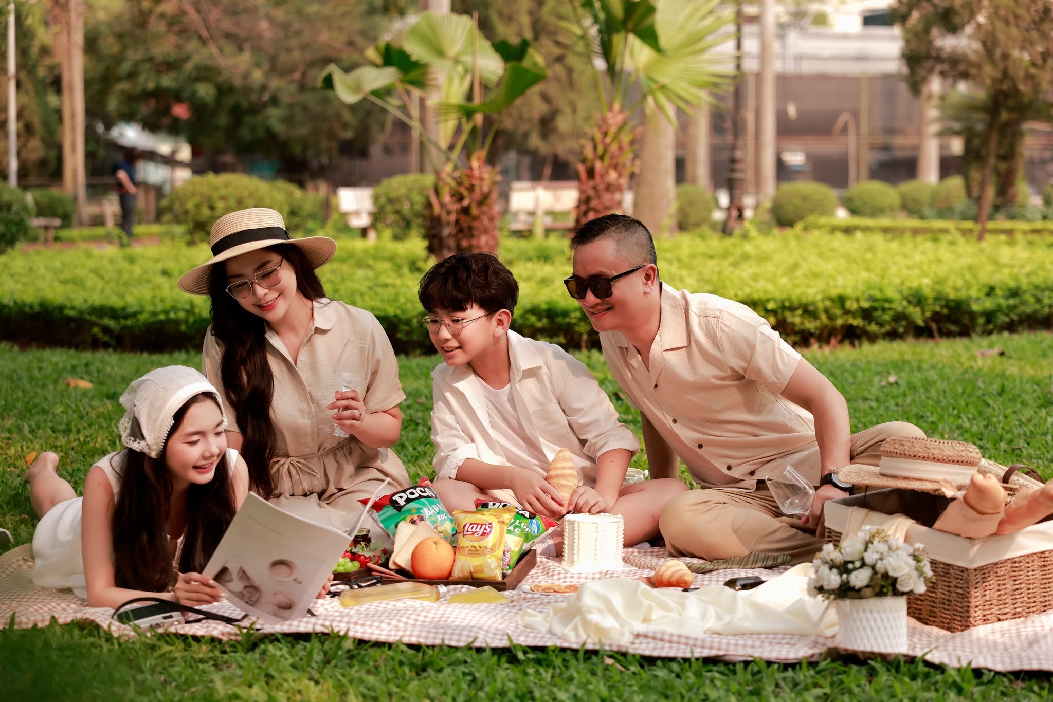 Hướng dẫn chi tiết: chụp ảnh gia đình ngoài trời đẹp tự nhiên và đầy cảm xúc Hướng dẫn chi tiết: chụp ảnh gia đình ngoài trời đẹp tự nhiên và đầy cảm xúc
