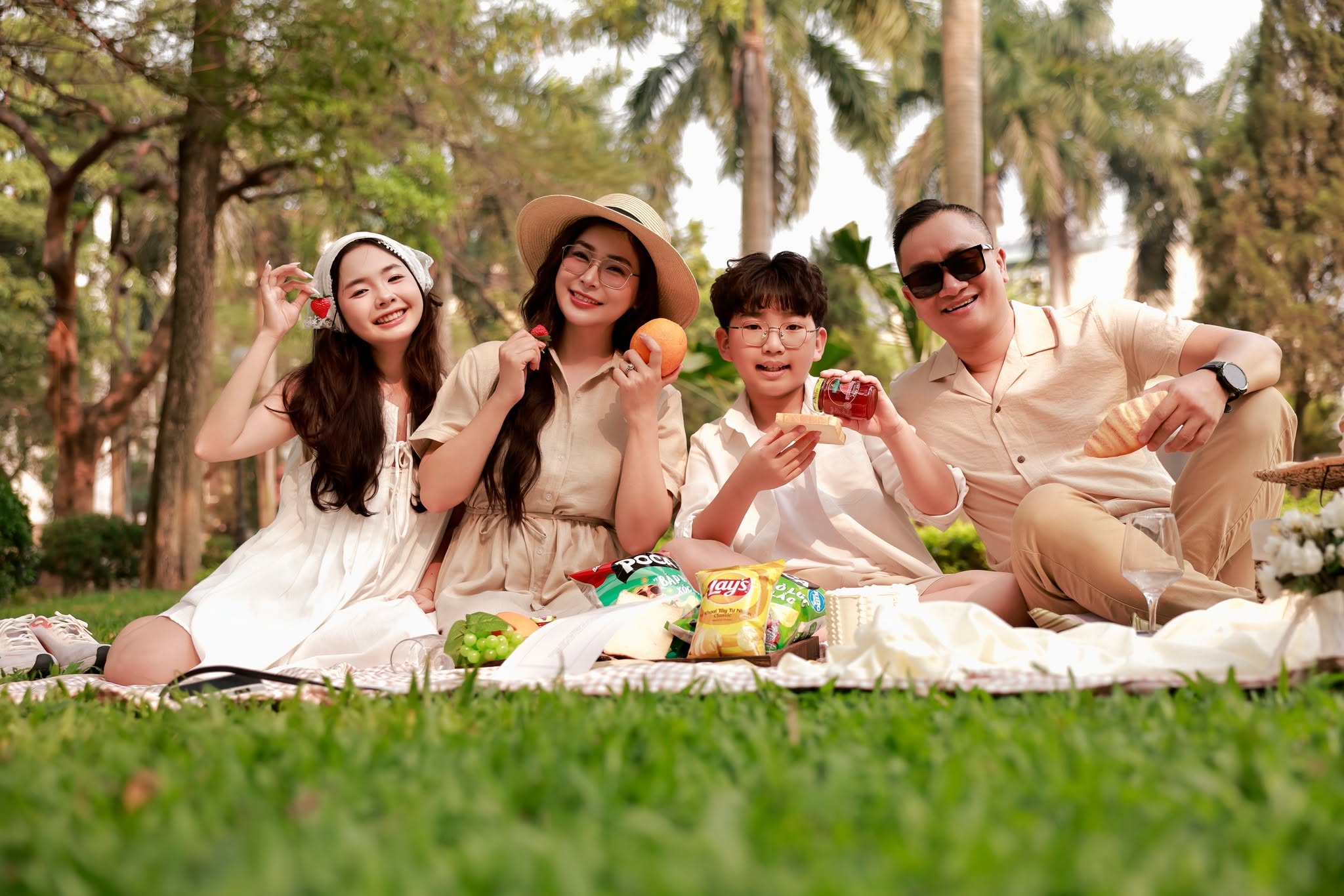 Hướng dẫn chi tiết: chụp ảnh gia đình ngoài trời đẹp tự nhiên và đầy cảm xúc Hướng dẫn chi tiết: chụp ảnh gia đình ngoài trời đẹp tự nhiên và đầy cảm xúc